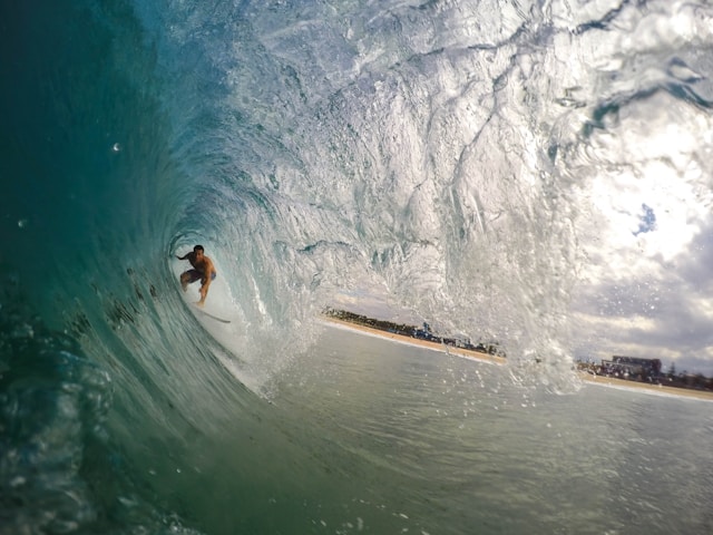 verschillende soorten surfen, een surfer in een glolf