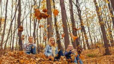 Familie doet activiteit in het bos - herfstvakantie in Vlaanderen