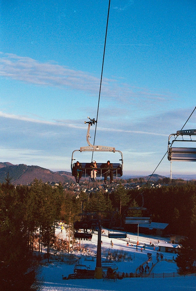 een skilift en goede gezelschap is belangrijk tijdens je eerste keer wintersport