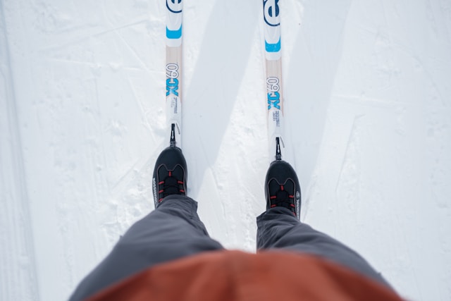 verschillen skiën en snowboarden, bovenaanzicht van twee ski's 