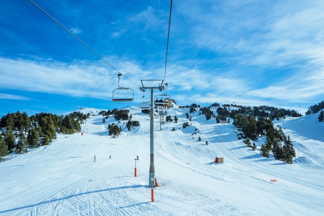 verschillen skiën en snowboarden, een skilift in een berglandschap