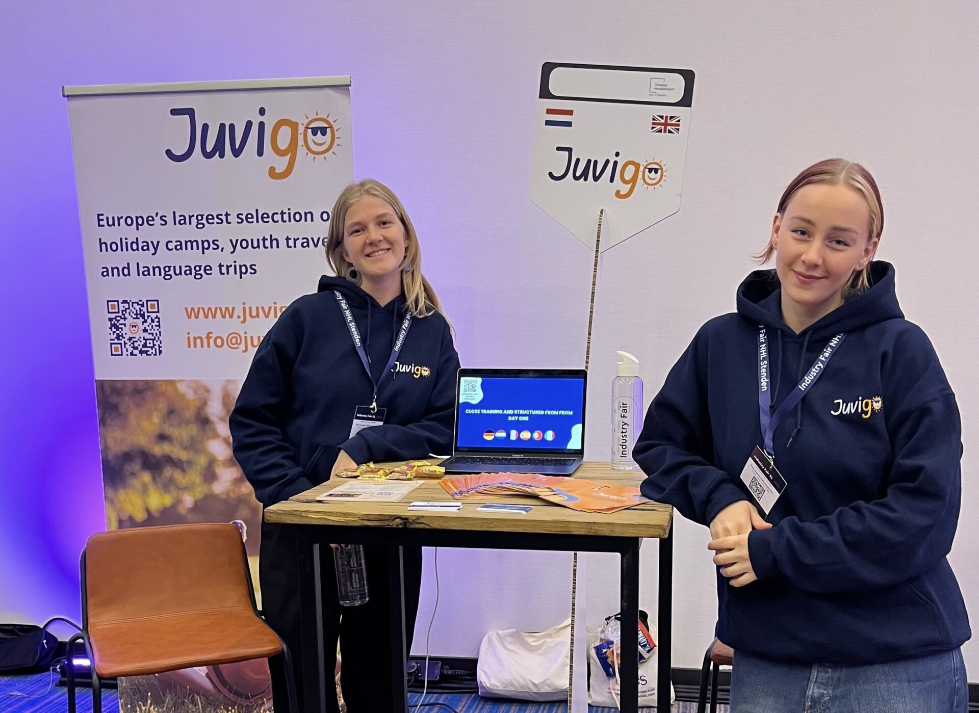 Julia en Anna bij de stand van Juvigo op de Industry Fair - internationale stage bij Juvigo in Berlijn.