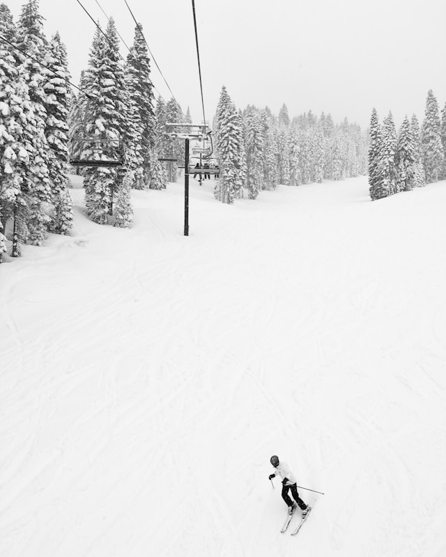 een skipiste met een goed voorbereid persoon door de inpaklijst