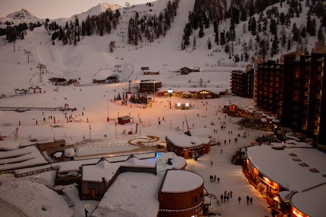 gezellig schemerig dorp tijdens een wintersport in Italië