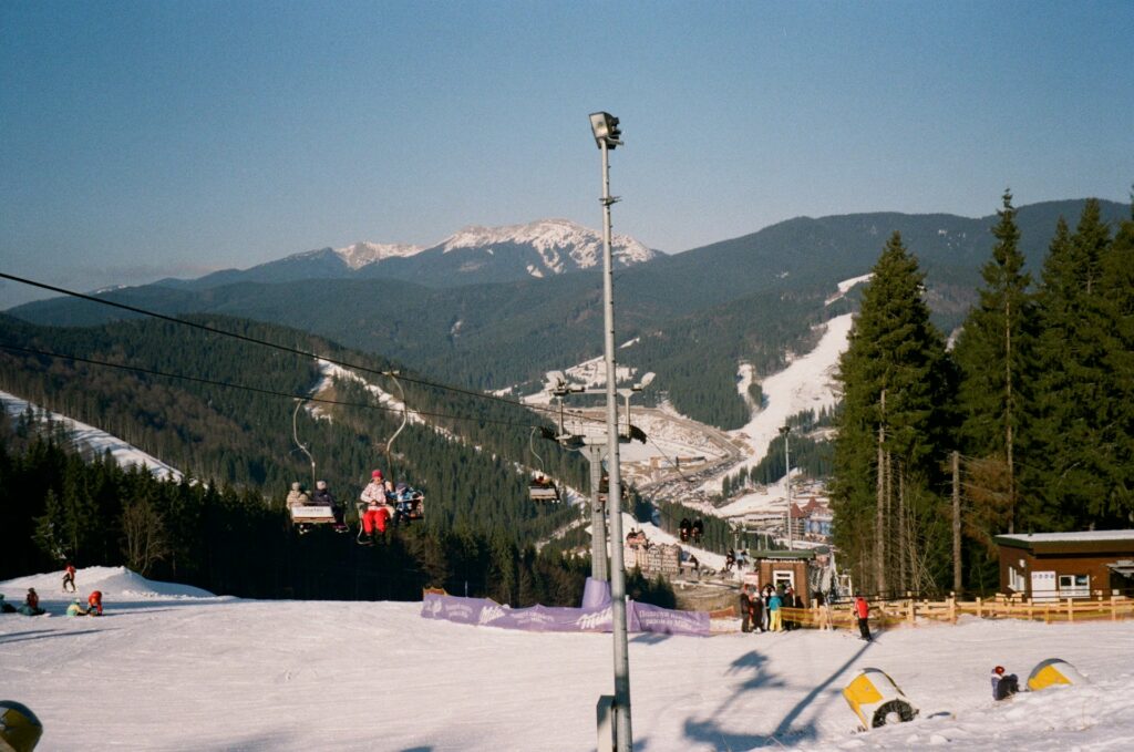 Skigebied in de bergen in de lente - wanneer op wintersport