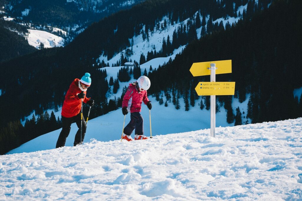 op de berg lopen tijdens een wintersportvakantie