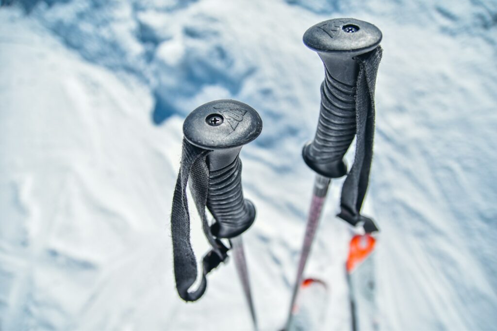 Skistokken in de grond - wanneer op wintersport