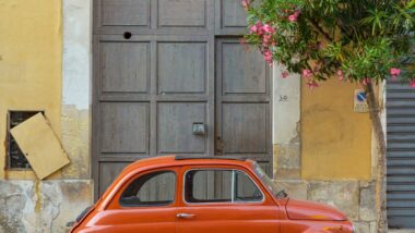 hoe italiaans leren | leuke rode auto