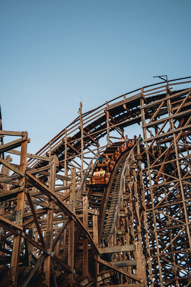 Een houten achtbaan in een pretpark | zomervakantie nederland