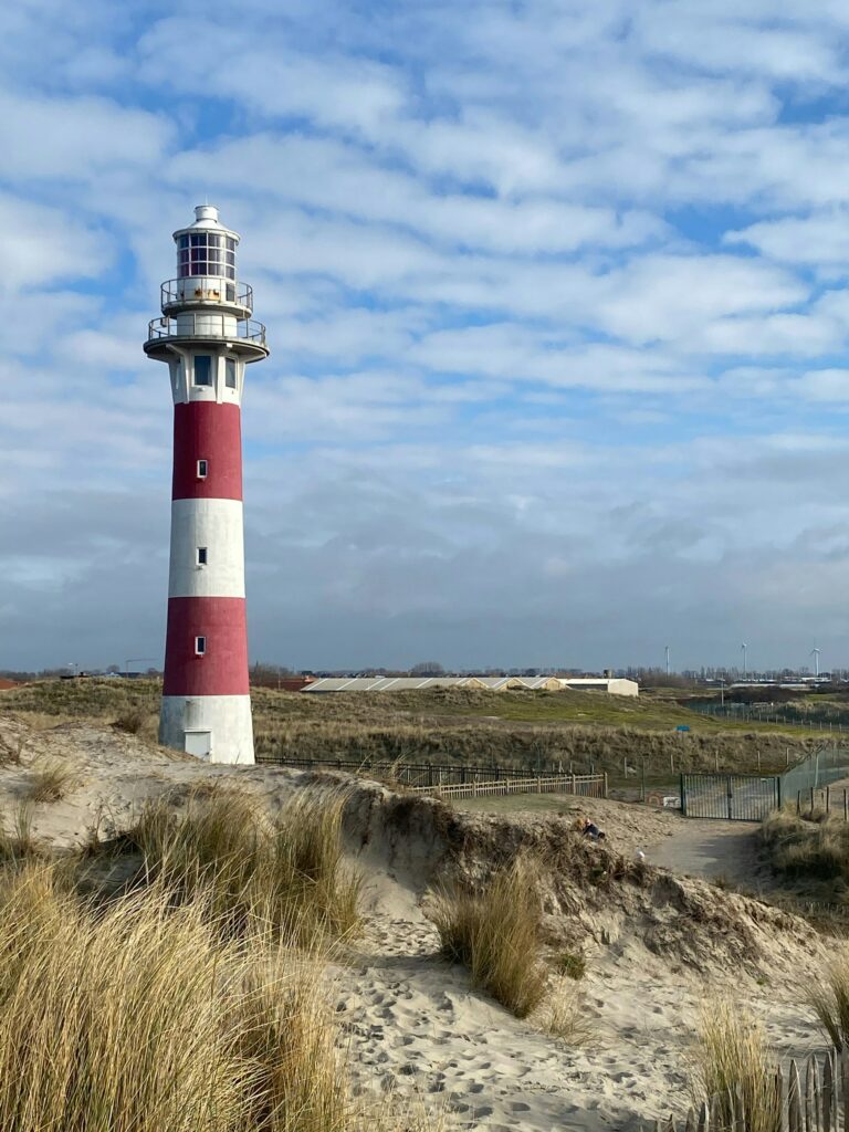 een vuurtoren op de eilanden | zomervakantie nederland
