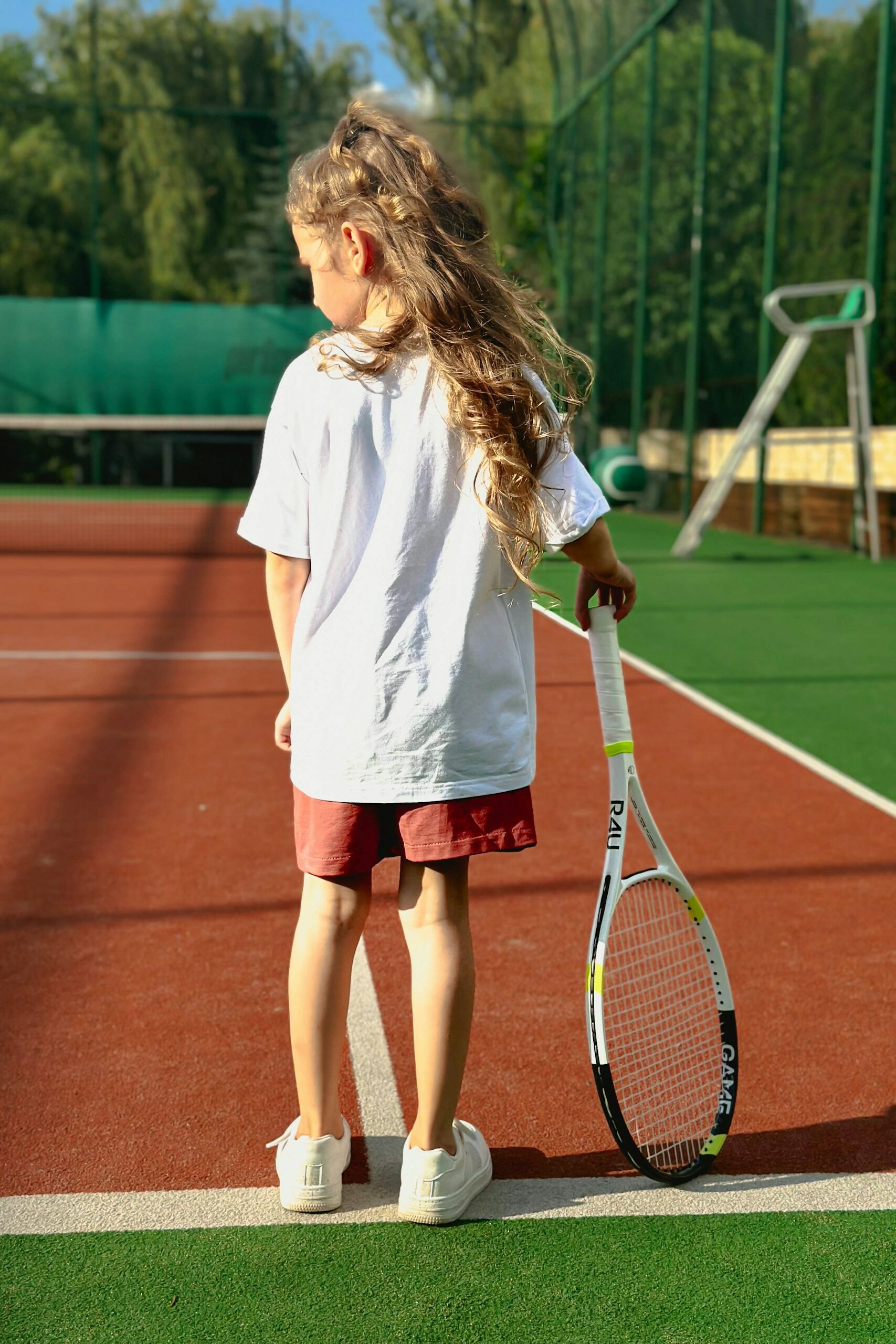 meisje met tennisracket-zomervakantie zuid tenniskamp